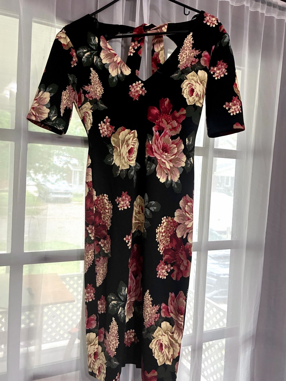 Premier Amour Black Floral Rose Sheath Dress V-Neck 3/4 Sleeve Knee Length Sz 2
